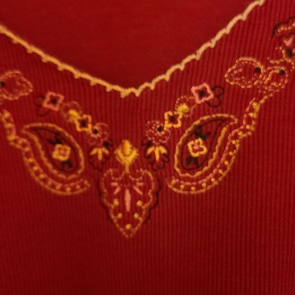 Liz Baker Medium Short Sleeve Red V-Neck sweater with neckline embellishment - Picture 4 of 4